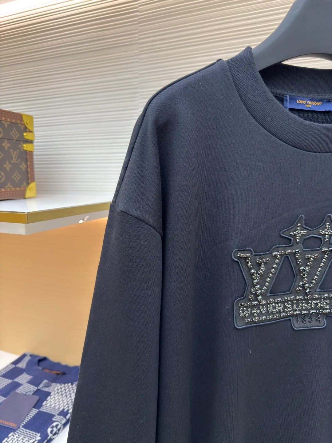 LOUIS VUITTON Obsidian claw diamond sweatshirt ●Authentic product: Purchased and developed for 16700 ●Item number: 1680292-B15 ●Fabric: Double-strand large terry bottom sweatshirt fabric ●Technology: Hand-picked stitch and embroidered chapter production ●Version: Fitted version ●Weight: about 585 grams ●Size: XS-S-M-L ●Description: The fabric is made of cotton 32s double-ply large terry bottom sweatshirt fabric, matched with 26s double yarn 1*1 horizontal machine weaving thread, the front panel is hand-picked and embroidered with an embroidered patch, the patch is made of non-woven material, laser burned to produce the embroidered patch, the outer ring is flat embroidered, and the inside is lined with bead positioning lines, customized elliptical claw drill base, two specifications of flat top drill, 3*7 There are two kinds of square diamonds, 6*6. The diamonds are all made of obsidian high-bright polishing material. The beads are manually mounted on a wooden frame. The beading time for a single piece of chapter reaches 3.5 hours. The overall wiring is straight and delicate, the fabric is comfortable and soft, and the color is consistent without color difference. It can be matched with the same style to create a fashionable look and control various occasions. Customized accessories, complete with three standards, same style for men and women!